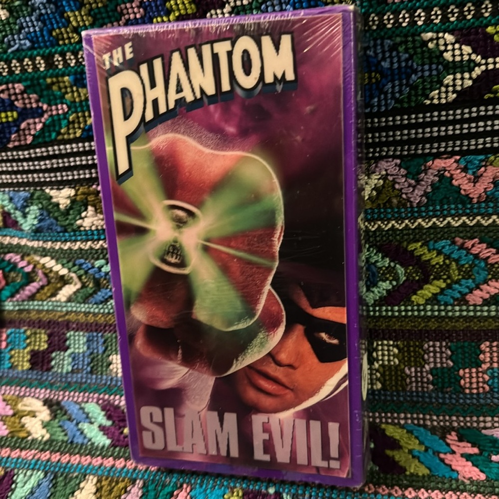 📼 The PHANTOM on VHS unopened in original factory seal. Hologram slip sleeve.👀 - Picture 3 of 8